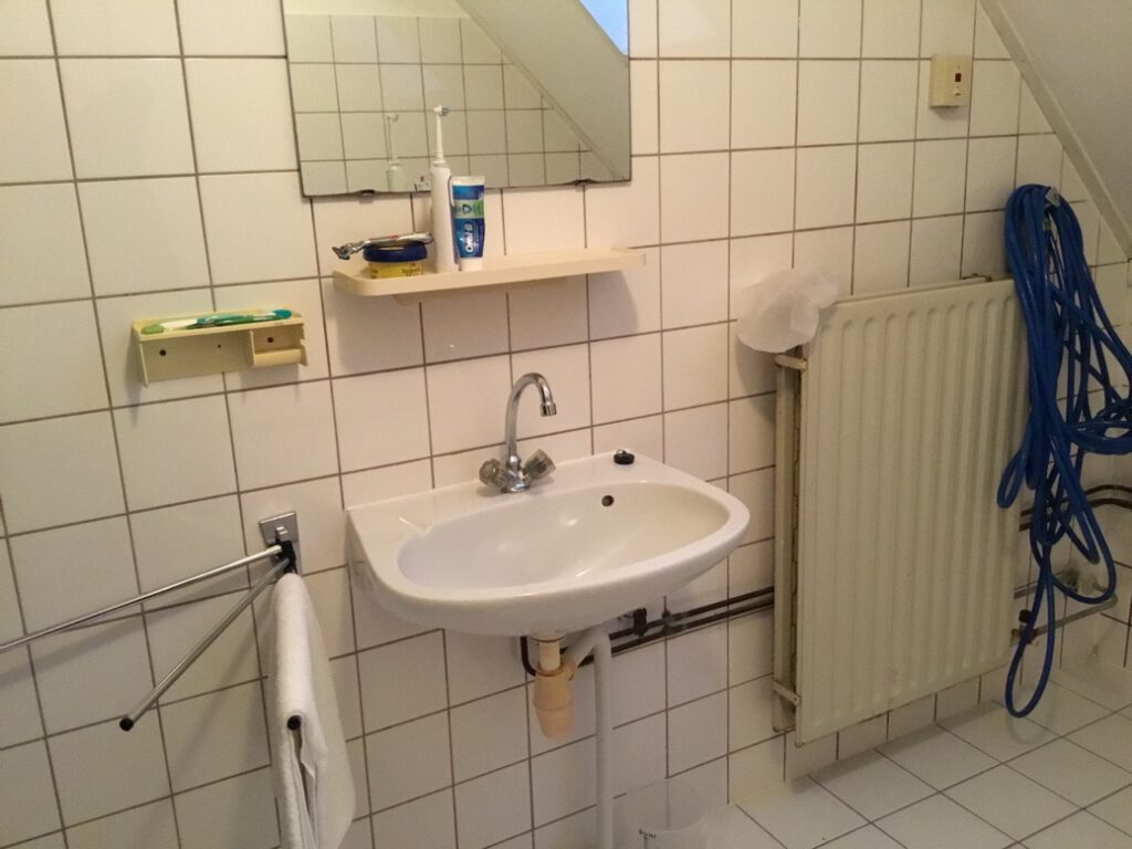 Oude badkamer voor verbouwing